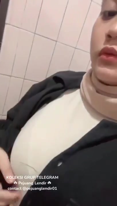 Lagi Di Toilet Kantornya