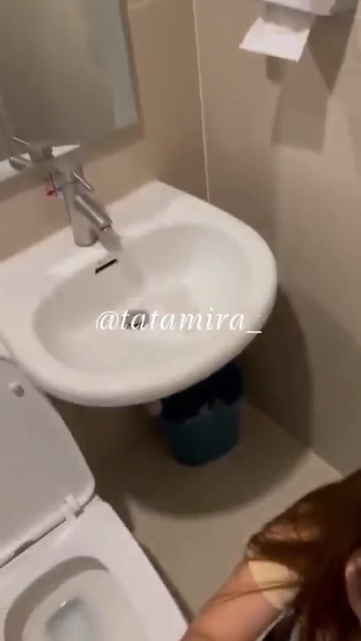 Isep knt0l Temannya Di Toilet Telegram @pejuanglendir01